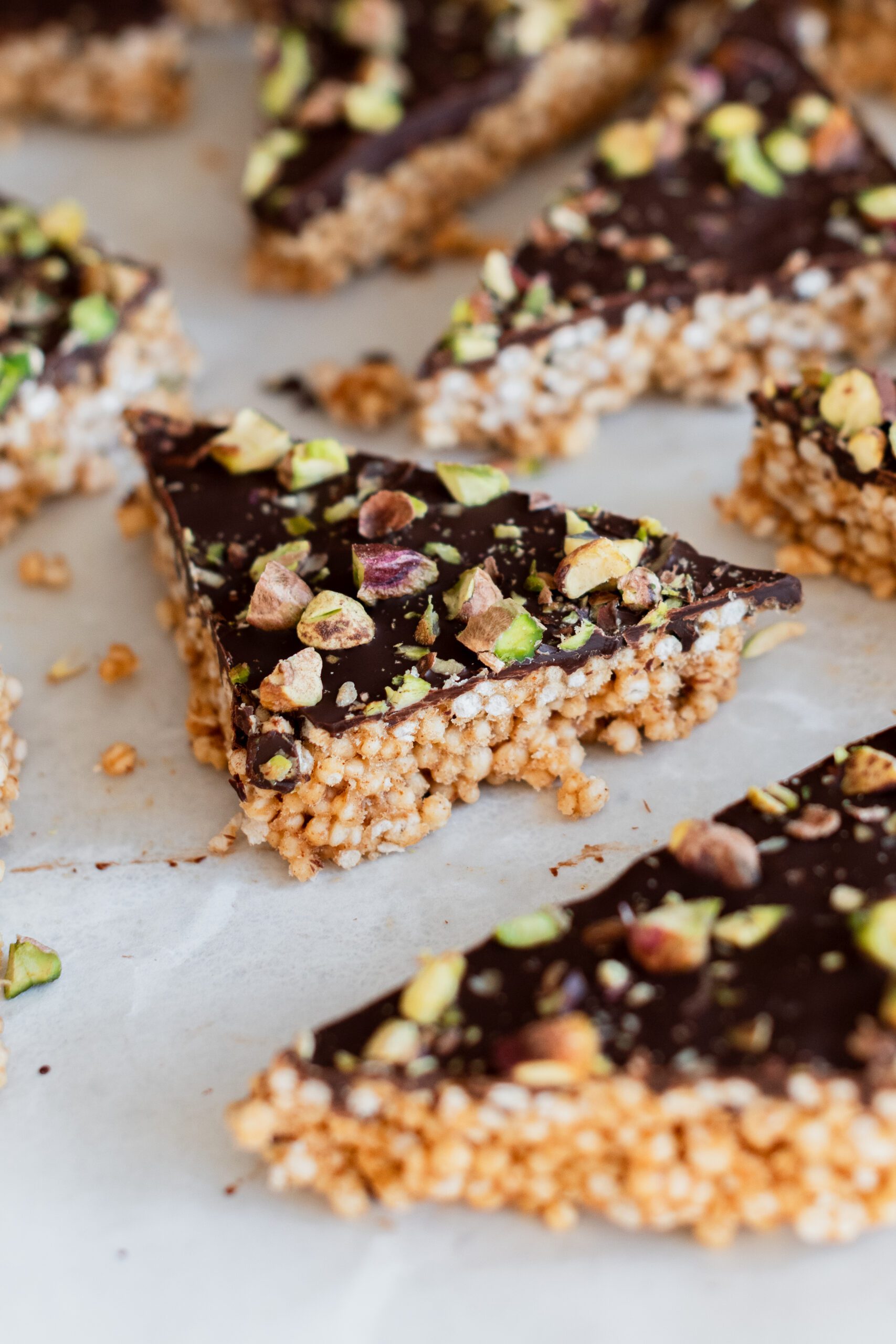 Barres de quinoa soufflé, pistaches et chocolat noir